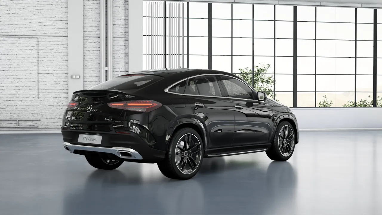 تصميمٌ ذو طابعٍ مميز. يتميز تصميم سيارة GLE كوبي الرياضي والأنيق بزجاج أمامي مسطح، وسقف منحدر بشكل مميز، ومؤخرة رياضية. تُقدم GLE كوبي نفسها كسيارة قوية وأنيقة من جميع الزوايا.