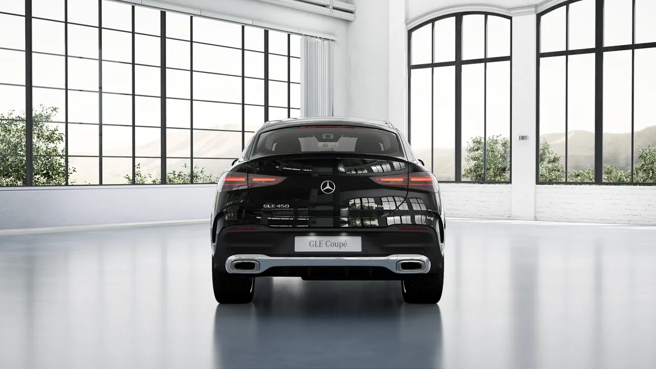 سواء كانت مفتوحة أو مغلقة: مع فتحة السقف البانورامية المنزلقة المتوفرة اختيارياً، ستختبر شعوراً رائعاً بالحرية وتستمتع بأجواء داخلية مشرقة ومريحة. وعند النظر إليها من الخارج، تُضفي فتحة السقف المنزلقة الكبيرة انطباعاً بصرياً فريداً، إذ تمنح السيارة مظهراً خارجياً أنيقاً ومميزاً.