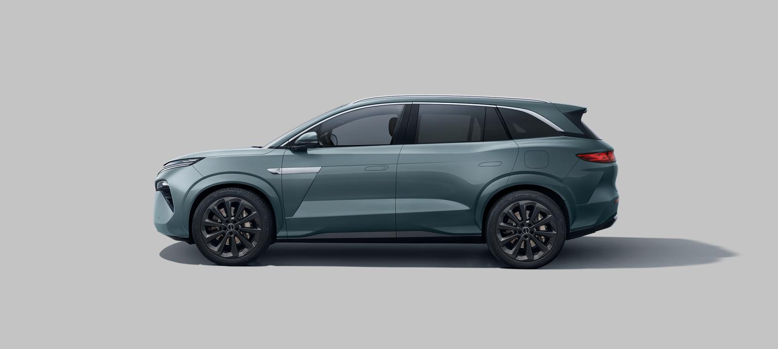 تُصنّف سيارة BYD ATTO 8 كسيارة رياضية متعددة الاستخدامات رائدة من الجيل الجديد. بطول إجمالي يتجاوز 5 أمتار، توفر السيارة مساحة جلوس واسعة للغاية وراحة قيادة استثنائية.