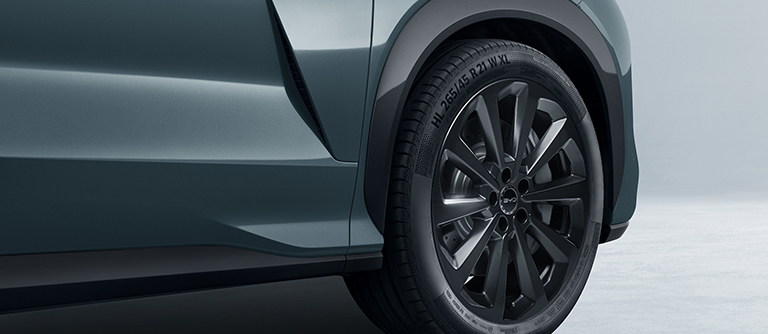 تمّ تحسين أبعاد `الحواف الطويلة` بعناية، فأصبحت خطوطها أكثر نحتًا وتوترًا. تمتدّ `الحواف الطويلة` بصريًا نحو جانبي السيارة، مما يمنح الواجهة الأمامية بأكملها حضورًا أعرض وأكثر هيبة وقوة.