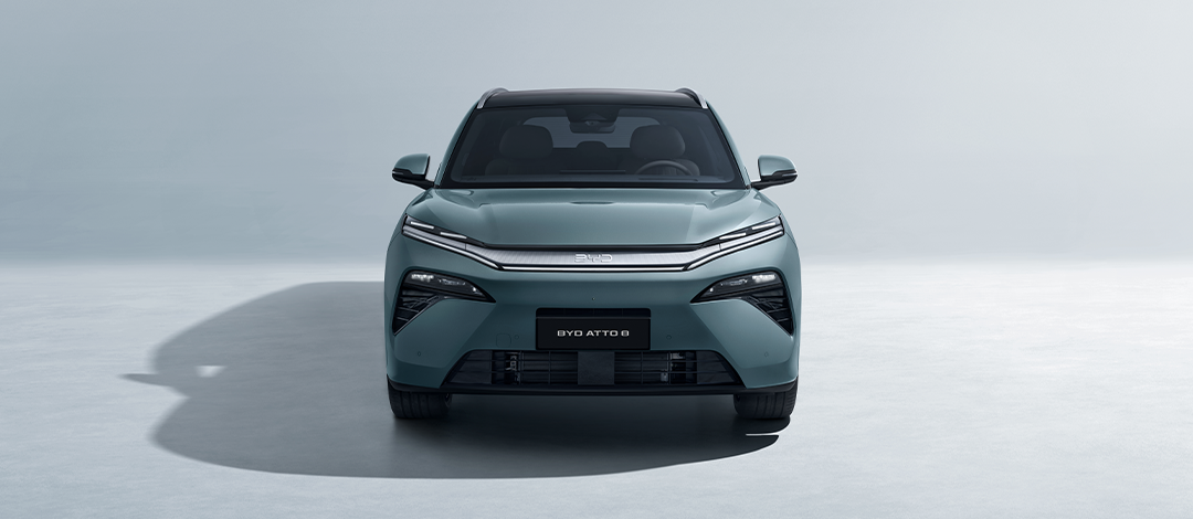تجمع سيارة BYD Atto 8 بين الأناقة والتكنولوجيا. ولا تعمل مصابيحها النهارية المميزة على تحسين الرؤية فحسب، بل تمنحها أيضاً حضوراً فريداً على الطريق.