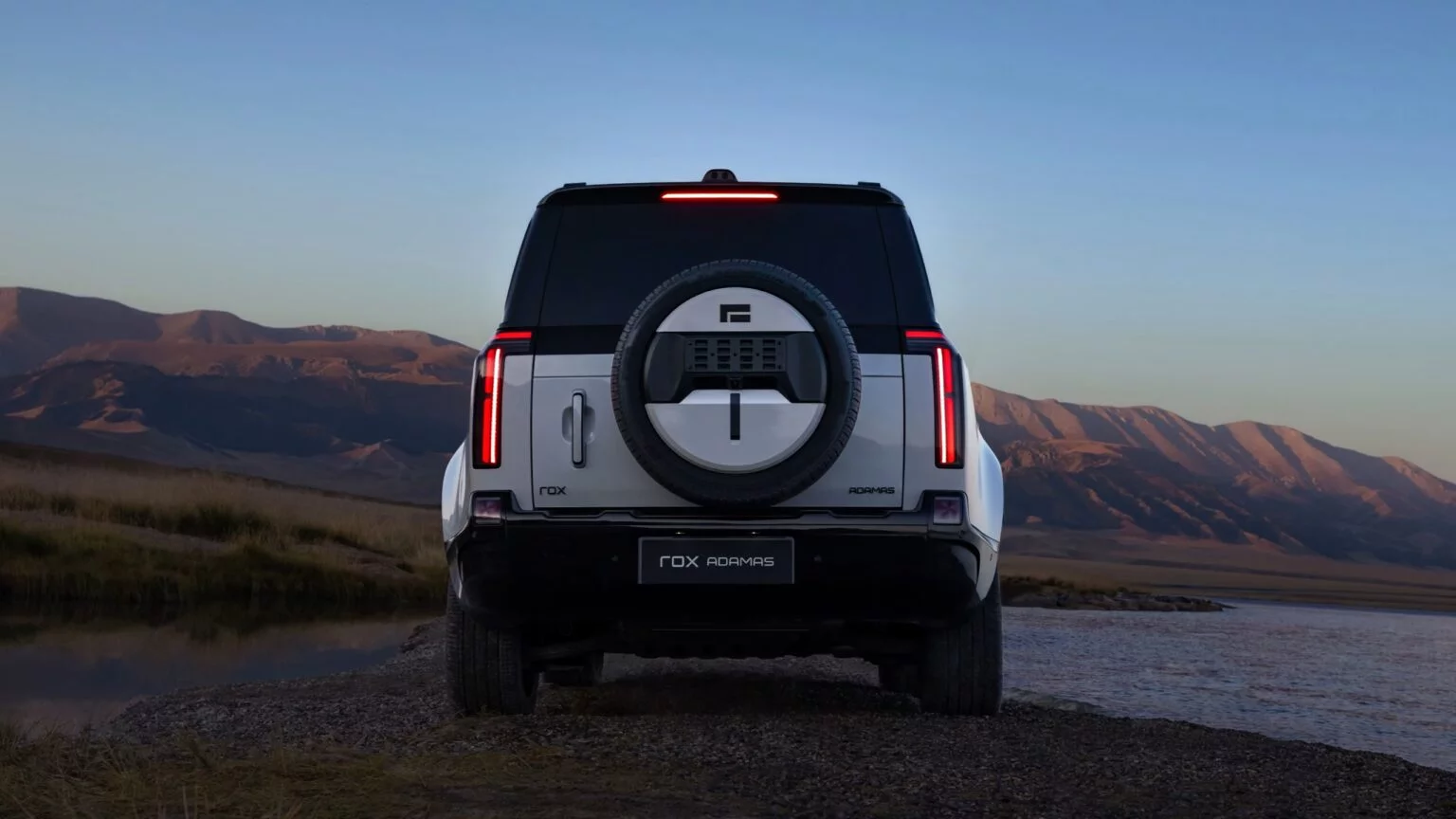 Equal Front & Rear Track: Ensures consistent clearance in narrow spaces; vertical alignment enables precise wheel placement.