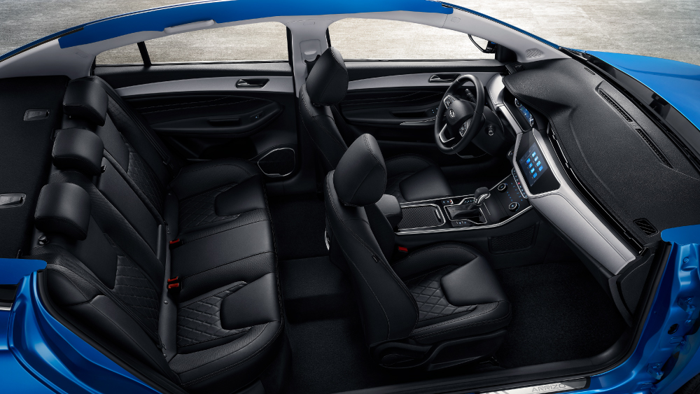The overall dimension of ARRIZO6 is 4710mm×1825mm×1490mm,which is the largest among the products of same class, and allows a largest rear legroom of 930mm wide in its class, bringing about spacious and comfortable experience for occupants.