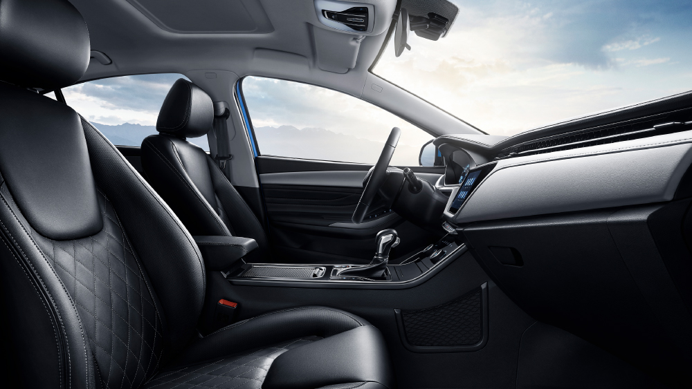 Leathers are applied in the car for wrapping of interior trims, with a coverage high up to 65%. The leather provides not only an excellent visual effect, but also a superb touch effect due to its soft texture. Leather seat Spacious ecological cabin, allowing you to embrace a high quality life The overall.
