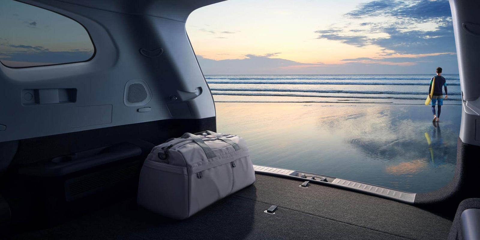 - With 5 occupants, the tail space measures out 1179L.
- In the case when rear seats recline, the tail space can reach 2101L.