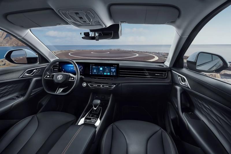Experience an unparalleled level of comfort within the MG HS. The cabin interior exudes a dynamic and sporty ambiance, crafted with a remarkable blend of soft, premium materials comprising 85% of the composition.