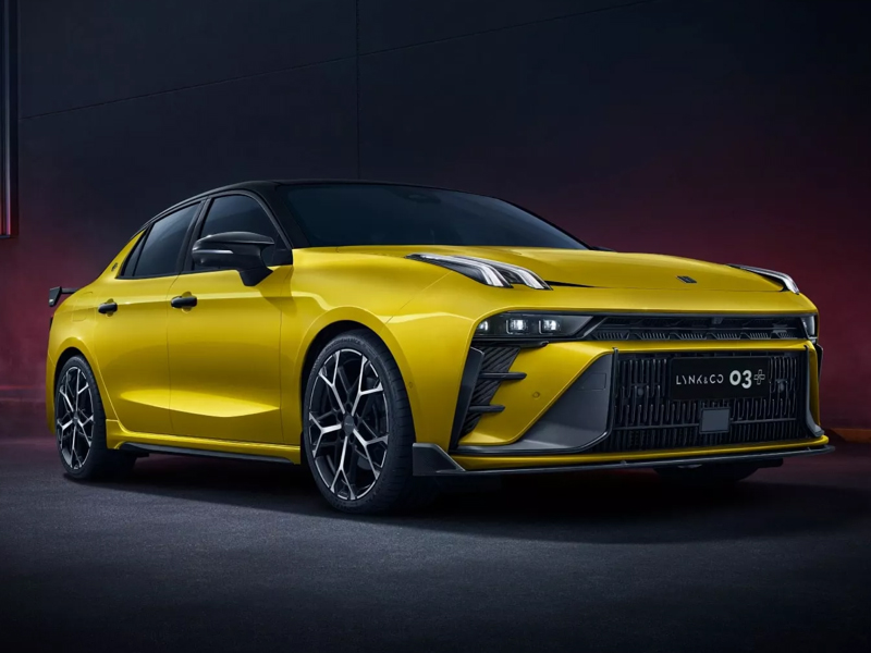 Carbon fiber front lip, rear spoiler, and the rearview mirror improves handling stability and dynamic performance, increasing maximum downforce to 40kg.