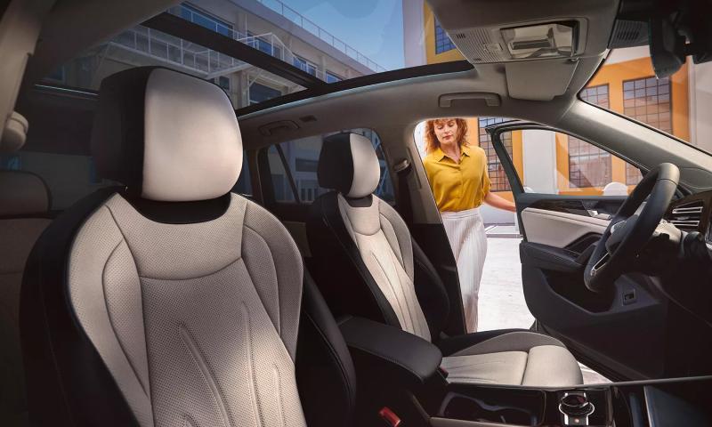 Offers an integrated tablet holder in the center armrest of the second row of seats.