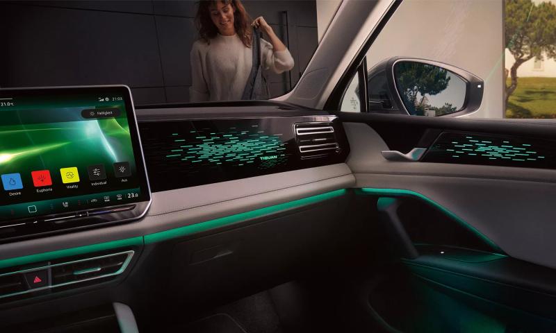 Offers an ambient lighting with up to 30 colors (depending on trim) and illuminated decors in the dashboard and on the front doors.