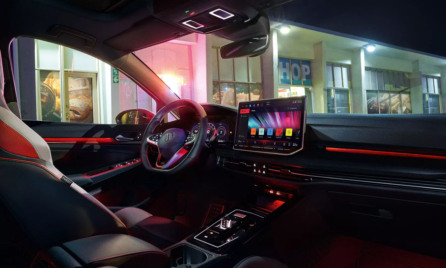 All of the components inside the GTI are carefully tailored to one another to give the vehicle its distinctively sporty look. This starts with the stainless steel pedals and extends to the decorative trims and hallmark stitching all the way to the black headliner. The LED background lighting adds accents of light in all the right places. And you’ll also notice straight away that the digital future has arrived in the cockpit.