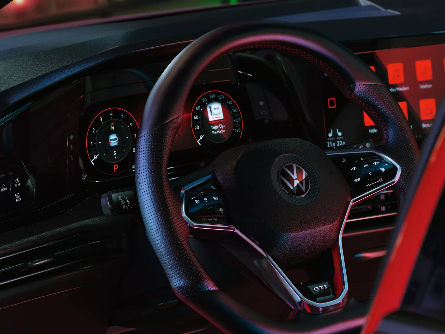 The classic function knobs in the cockpit have largely made way for touch-sensitive surfaces in the Golf GTI. This allows you to control the Climatronic, for example, simply and intuitively using buttons and sliders. Even the leather trim touch multifunction steering wheel can be operated with a simple tap of the finger.