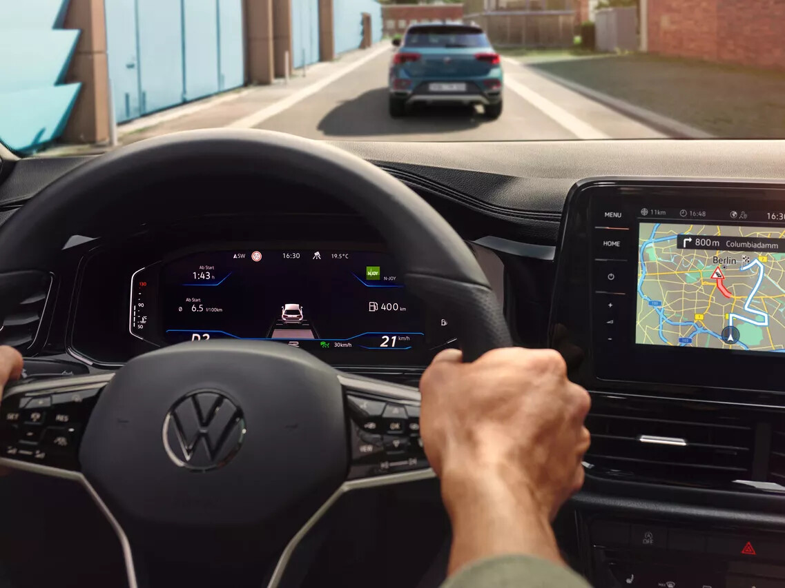 يُلخص جهاز القيادة الرقمي القياسي جميع المعلومات المهمة لك في سيارة ت-روك الجديدة على شاشة ملونة مقاس ٨ بوصات مع رسومات جذابة. باستخدام عجلة القيادة متعددة الوظائف، يمكنك الوصول بسهولة إلى وظائف مثل الصوت والاتصالات أو أنظمة المساعدة عبر مجموعة العدادات أثناء القيادة. يمكنك أيضًا تجهيز سيارة ت-روك ستايل و ر-لاين اختيارياً بجهاز القيادة الرقمي برو.