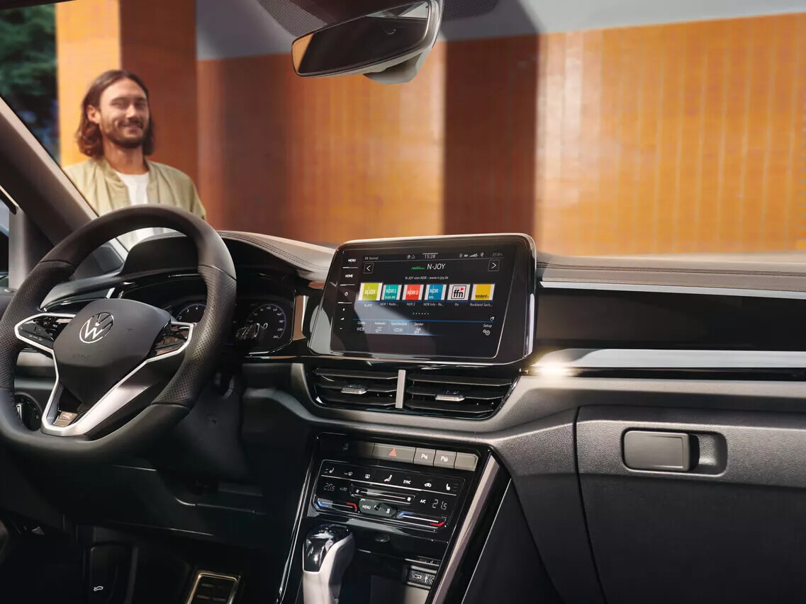 راديو `كومبسشين ميديا` هو المعيار في جميع فئات التجهيز ويأتي مع شاشة TFT ملونة مقاس ٨ بوصات، ٦ مكبرات صوت، واجهتين USB (من نوع C)، تقنية أب-كونكت ويُناسب الاتصال عبر بلوتوث.