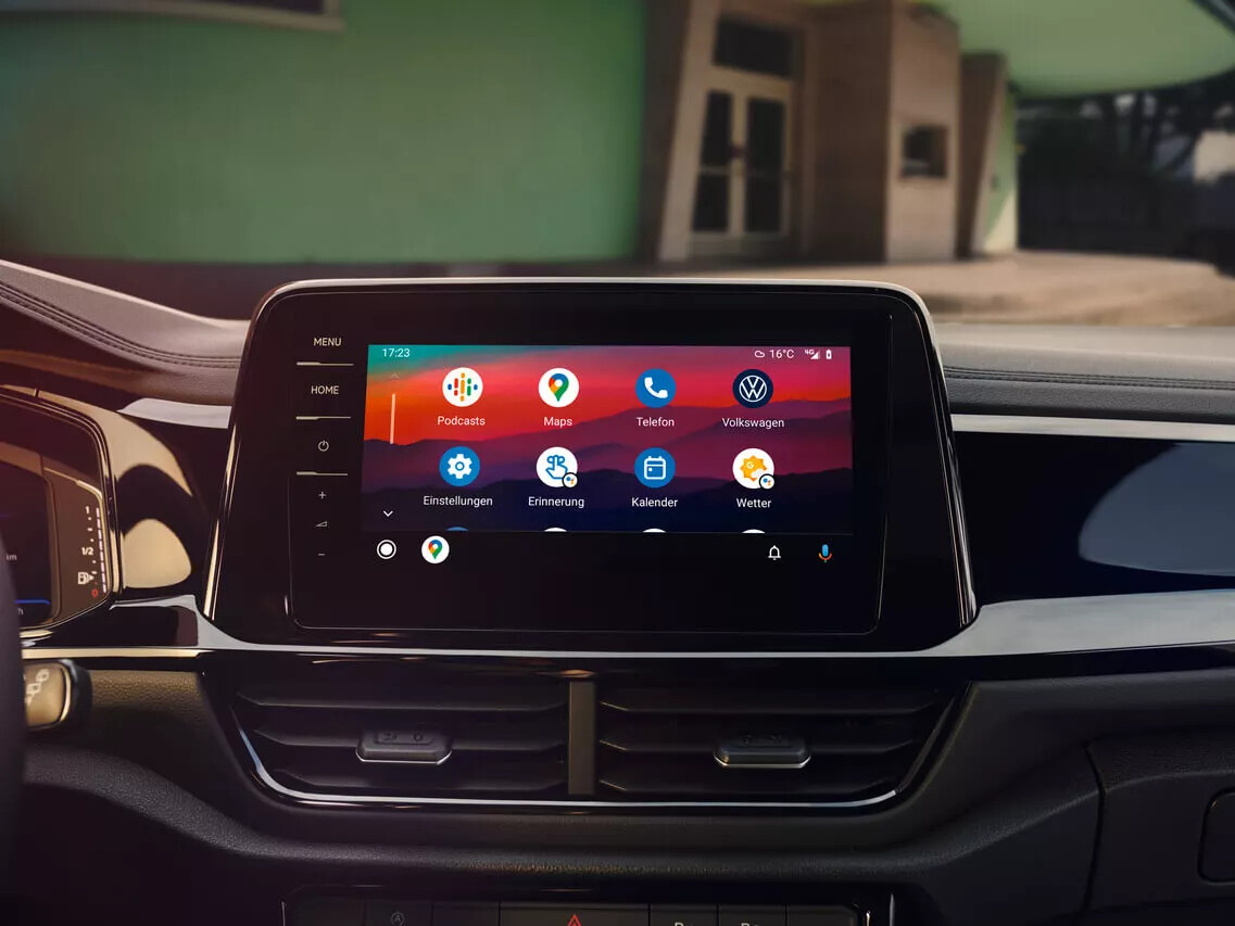 تعني تقنية أب-كونكت الاستخدام المريح للتطبيقات والمحتوى. يتم نقل الموسيقى والرسائل والخرائط أو الكتب الصوتية إلى شاشة نظام الترفيه داخل السيارة، ويمكنك التحكم بها ضمن مجال رؤيتك. هناك ثلاث خيارات واجهة لربط الهواتف الذكية: أبل كار بلاي و أندرويد اوتو من غوغل وميرور لينك.