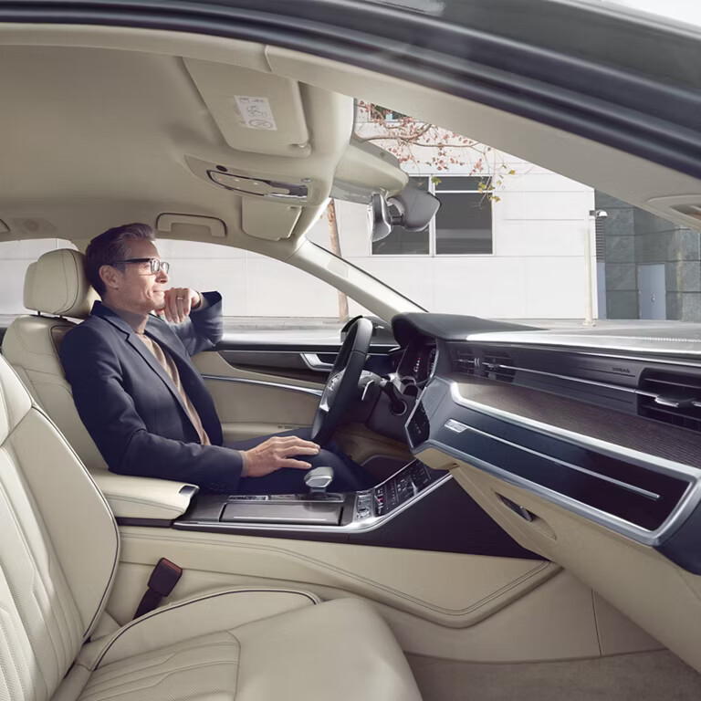 The optional Audi design selection guarantees an attractive range of materials, colors and functions to choose from. This covers everything from the high-quality inlays in birch linear natural, grey brown and the door trim and armrest in pearl beige to the optional customized contour seats, front in a combination of Valcona and Milano leather, which can cool as well as heat upon request and have a built-in relaxing massage function.