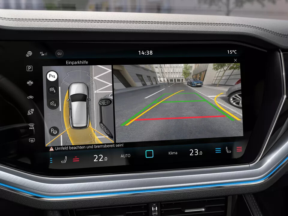 Maneuvering in the busy city center, in a multi-story car park or in rough terrain: there are many situations in which drivers could use a few extra eyes. With the optional Area View you get them in the form of four cameras that capture the area around the vehicle and transfer helpful information to the screen of the infotainment system. For example, you can see curbs or parking markings better and even look around the corner.