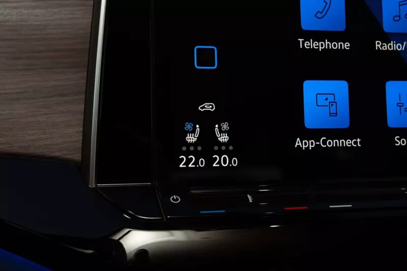 التحكم في درجة الحرارة أينما تجلس.

حار جدًا، بارد جدًا، أم مناسب تمامًا؟ هنا، يمكن للسائق والراكب الأمامي والركاب في الخلف اختيار تفضيلات درجة الحرارة الخاصة بهم. وحتى لو كان الفارق أقل من ٠٫٥ درجة، فإن إثبات الراحة الفردية ليس بالأمر الخيالي.