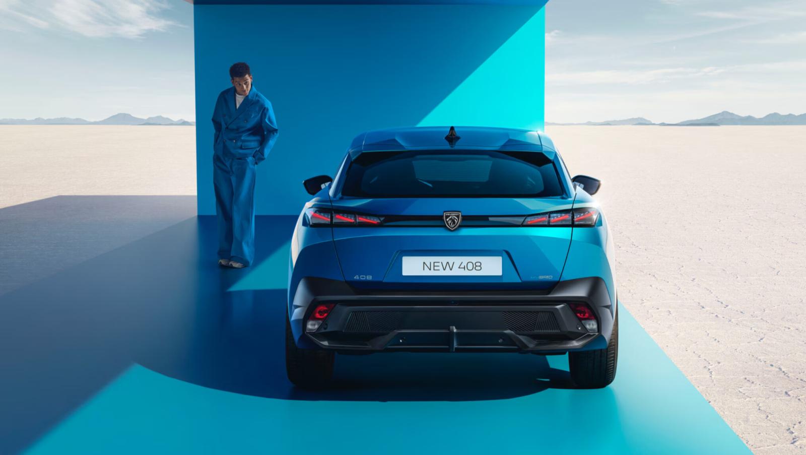 The inverse cut-out of the PEUGEOT 408 rear bumper is surprising. 
The innovative full LED or 3D full LED rear lights light up one claw at a time.
At the rear of the roof, “cats ears” direct the external air flow for optimum aerodynamics.