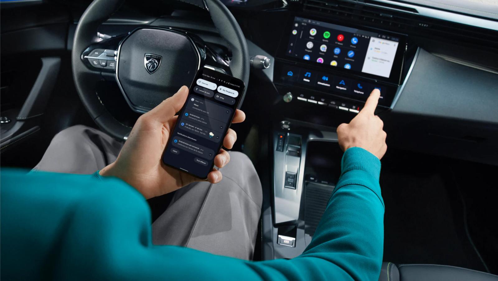 On board the PEUGEOT 408 hatchback, everyone can enjoy optimized connectivity: induction charger in the front within easy reach, possibility to connect 2 smartphones via Bluetooth at the same time, 4 USB ports, etc.