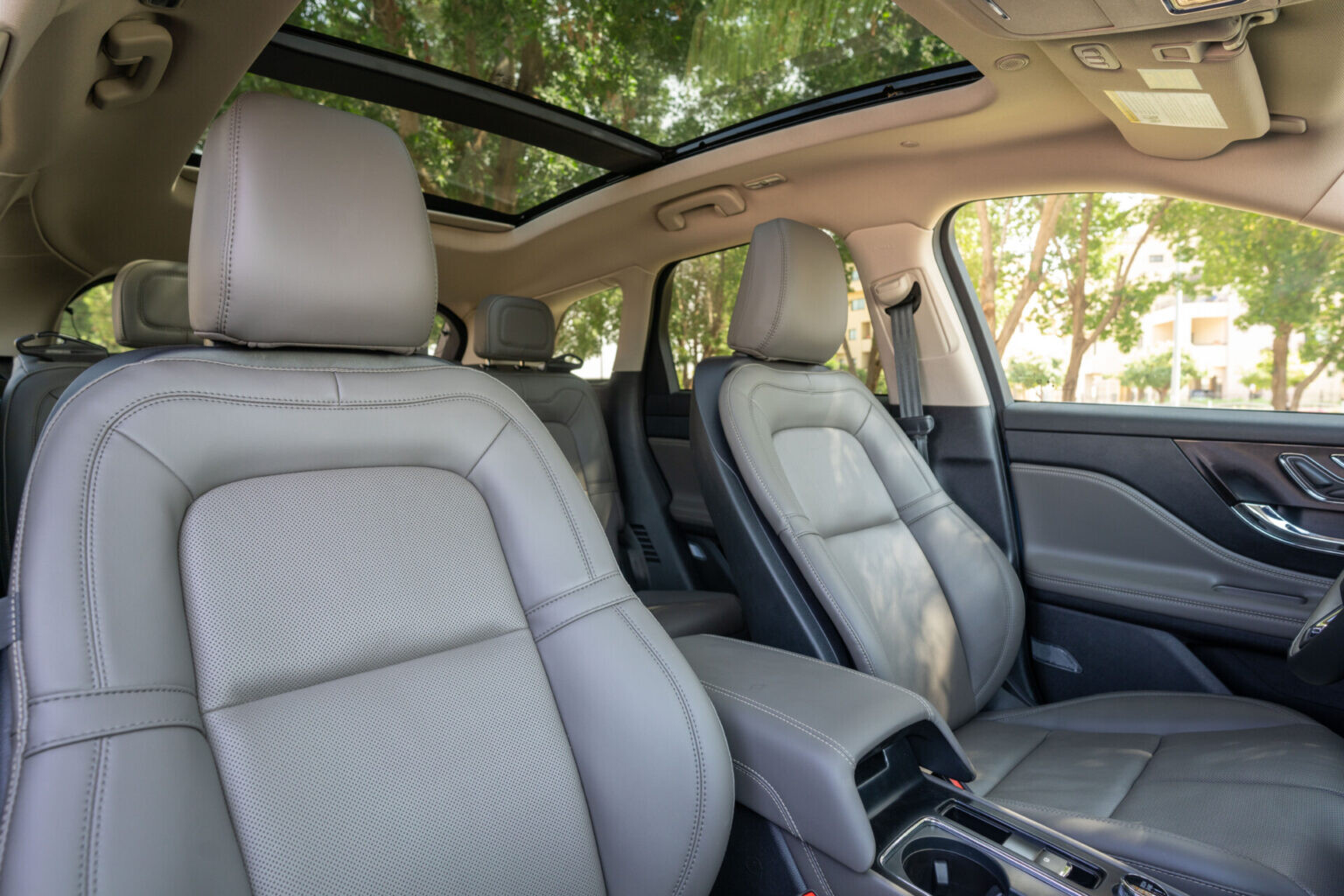 Thoughtful and indulgent design. With attention to detail, precision and an artistic touch, every inch of this vehicle has been designed to deliver a pleasing aesthetic and feeling of luxury. Clever light play creates a sense of airiness throughout the cabin while available leather-trimmed seating and available natural paldao wood detailing add earthy accents.