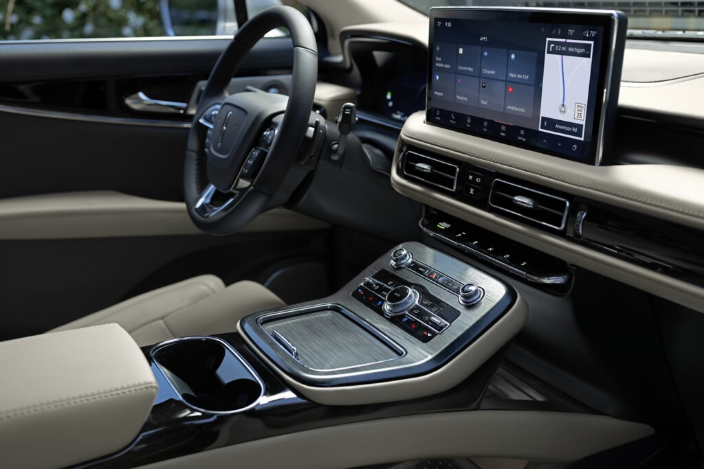 A rear view that’s looking forward. The available frameless rearview mirror elegantly floats in space and becomes an extension of the streamlined and airy feeling of the cabin’s interior design.