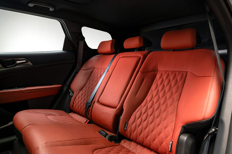 يتيح تعديل ظهر المقعد إمكانية اختيار وضع الجلوس الأمثل لركاب الصف الثاني بسهولة.​