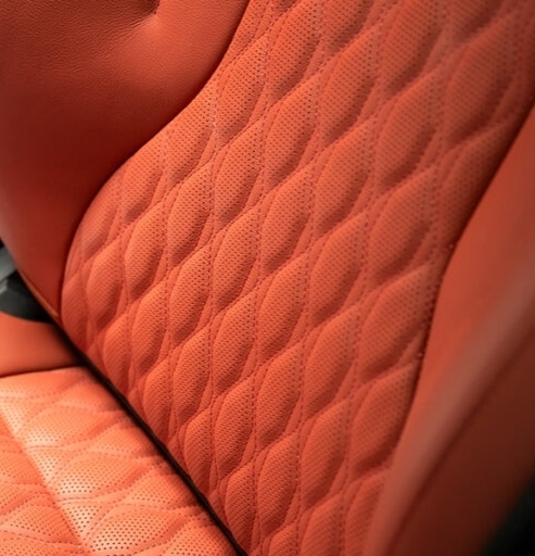 استمتع برحلة أكثر راحة بغض النظر عن حالة الطقس بالخارج. تحكم في مراوح تهوية المقعد الأمامي ومستويات التبريد من لوحة المناخ.