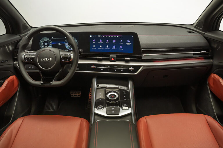 مقصورة ذكية مفعمة بالرحابة ومجهزة بتقنيات متميزة ومتقدمة
مساحة داخلية عالية الجودة تتميز بمواد فاخرة ومجموعة من عناصر التصميم المريحة.