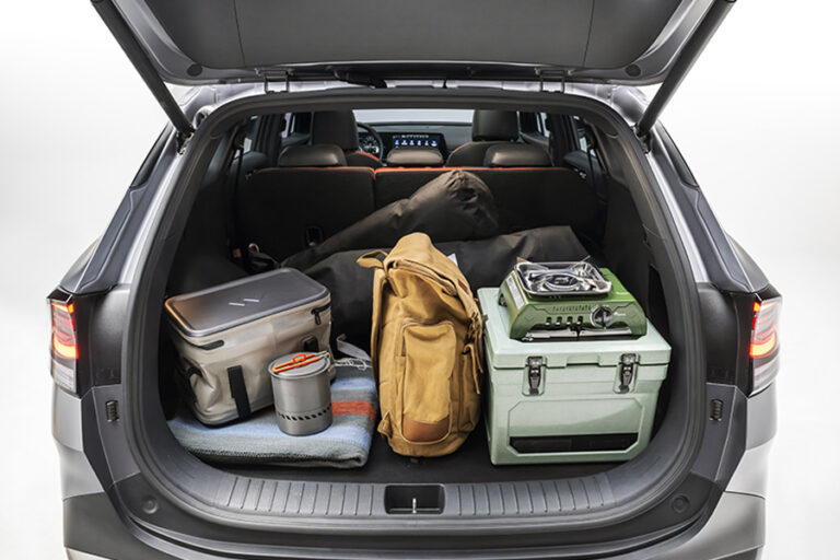 زيادة الطول وقاعدة العجلات تسمح براحة الجلوس ومرونة الأمتعة.