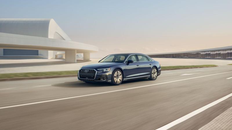 Continuously adapting to most driving conditions, the comfort air suspension on the Audi A8 can adjust automatically to optimize driving dynamics and ride comfort.