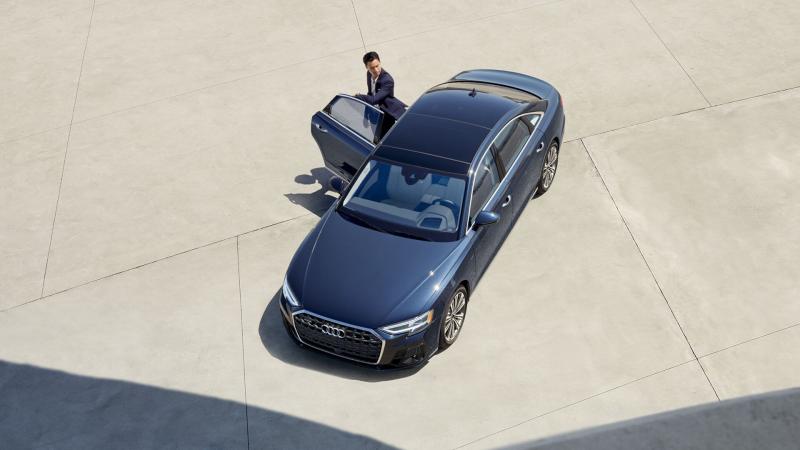 Choose between a range of variable settings such as steering, transmission, suspension, and throttle response. Select your preference from four modes: Comfort, Auto, Dynamic, and Individual.