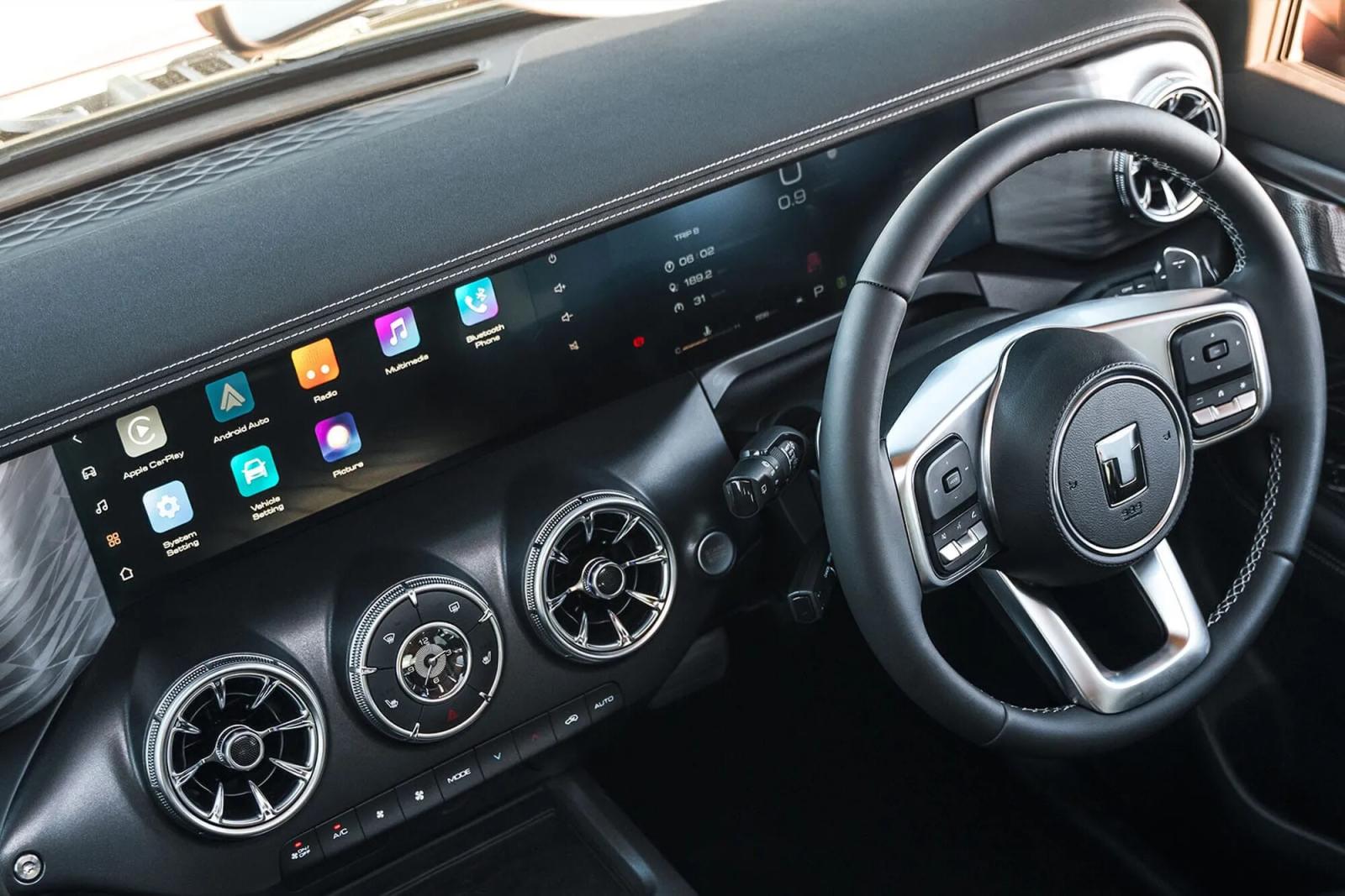 Dual 12.3-inch intelligent interactive screens provide real-time displays of altitude, air pressure, gradient, body roll angle, wheel steering, weather, and tire pressure, combining both aesthetics and practicality.