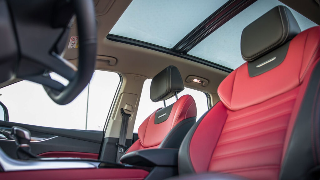 Comfortable quality made leather seats, feauturing electric driver & front passenger seat adjustment