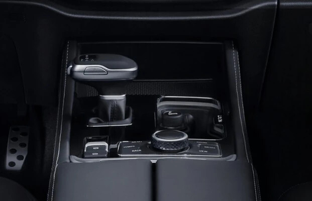 An advanced eight-speed electronic transmission enhances safety and prevents skidding.