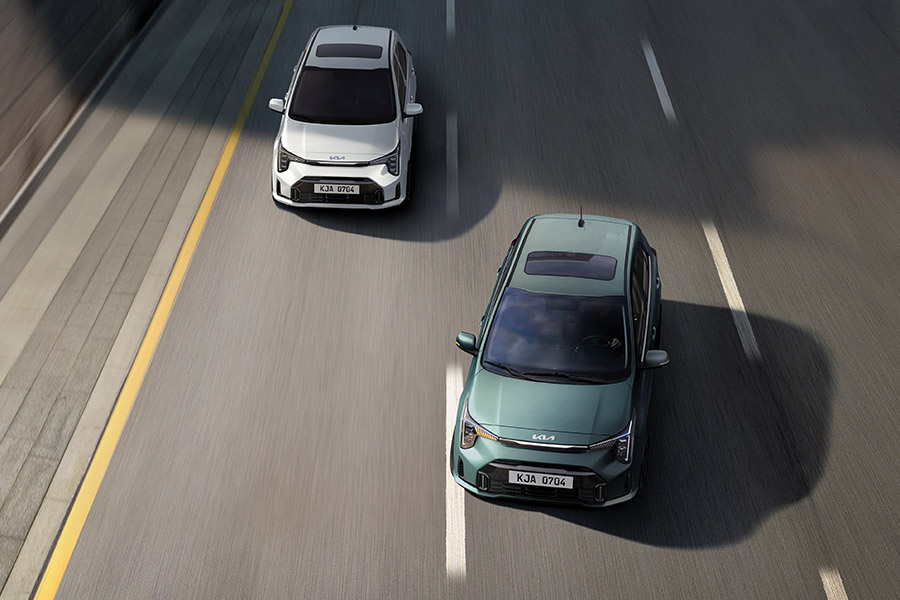When engaging the turn signal to change lanes, BCA provides a warning if it detects a risk of collision with a rear side vehicle. If a vehicle appears to be approaching from the rear when exiting a parallel parking spot, BCA automatically assists with emergency braking.