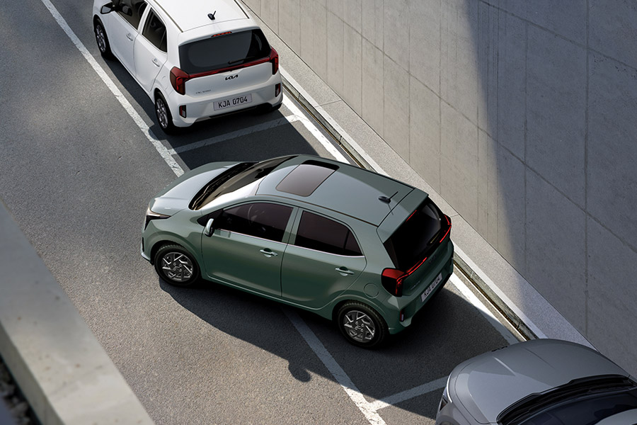 To help you park safely and confidently, PDW uses ultrasonic sensors mounted on the rear bumpers to warn of any obstacles, helping you to position the wheels properly when maneuvering into tight spaces.