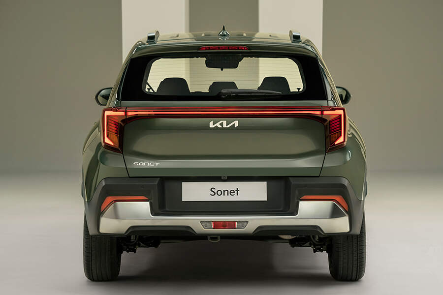 Rear combination lamp redesigned with a vertical Star Map pattern that Is consistent with the front headlamp design.