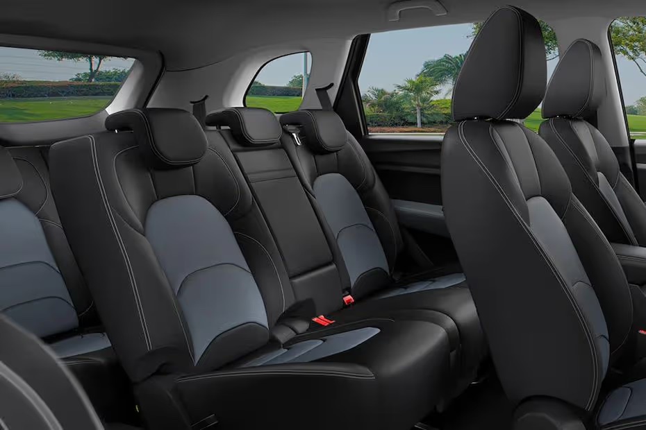 With a spacious interior designed for the whole family, Captiva generously offers three rows of seats that can comfortably fit seven passengers — so nobody gets left behind.