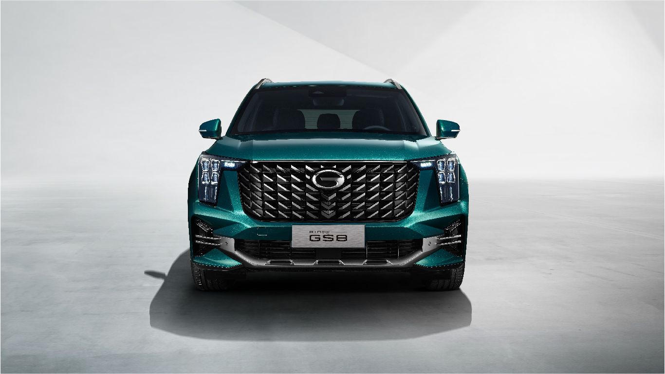 Wide and powerful front face with V-shaped chrome grille arranged in a symmetrical layout. Car plate design is exquisite.