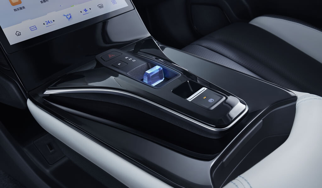 The dual-clutch transmission with oil cooling system is designed to improve performance and enhance the MAGE`s durability in tough conditions and hot climates.