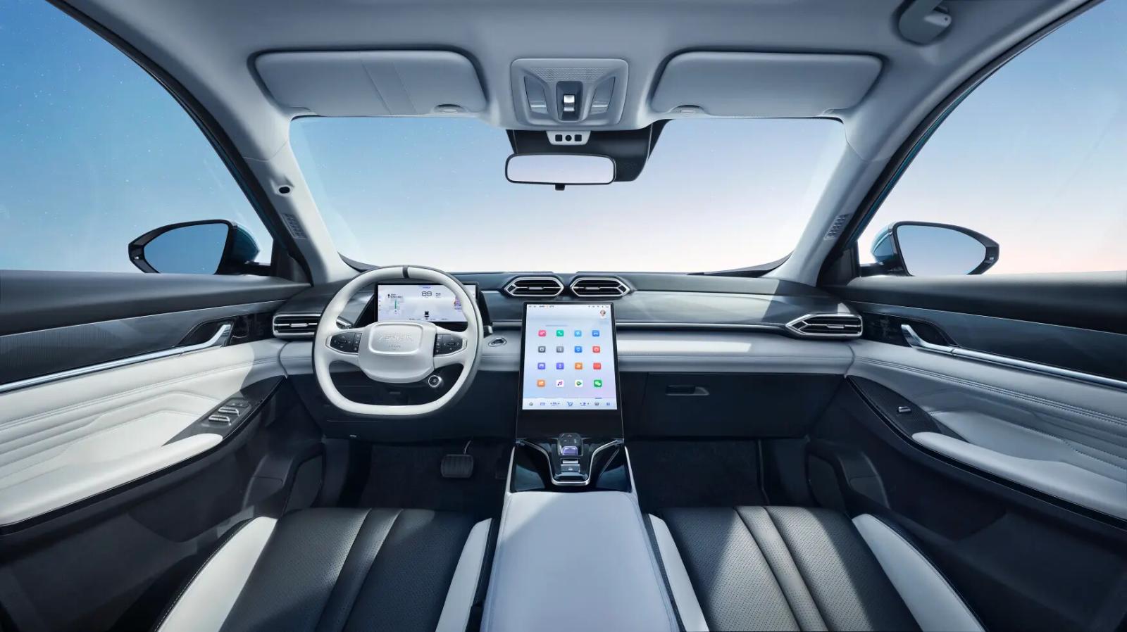 The MAGE offers a spacious passenger area, measuring 4650 mm in length, 1905 mm in width, and 1630 mm in height, with a wheelbase of 2775 mm.
