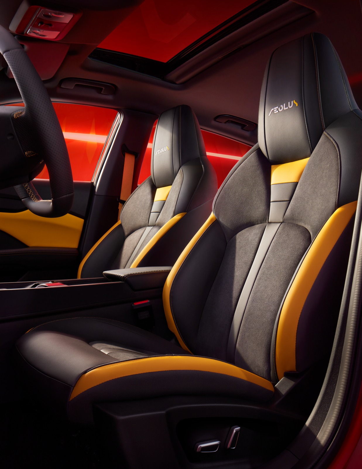 A contemporary, harmonious appearance with attractive colors carefully selected to suit your personality. Its interior design combines modernity and elegance, making it perfect for everyday driving in style.