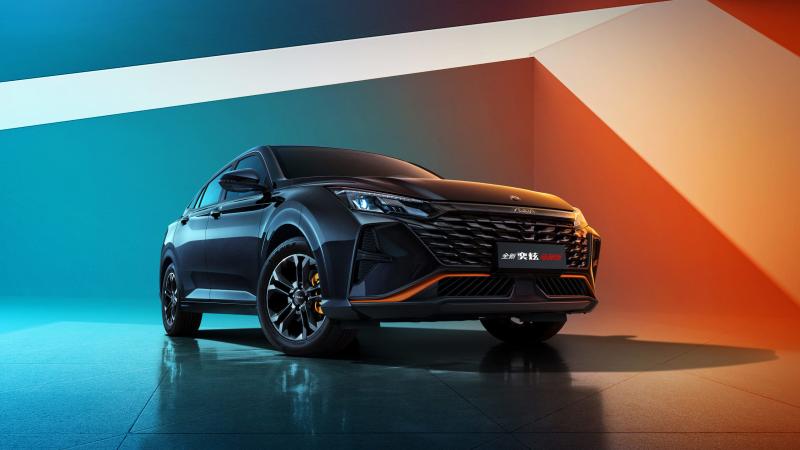 SHINE is characterized by its distinctive performance that adds elegance to your personality, with a modern and aerodynamic design and attractive lines that thrills you and enhance your driving experience.