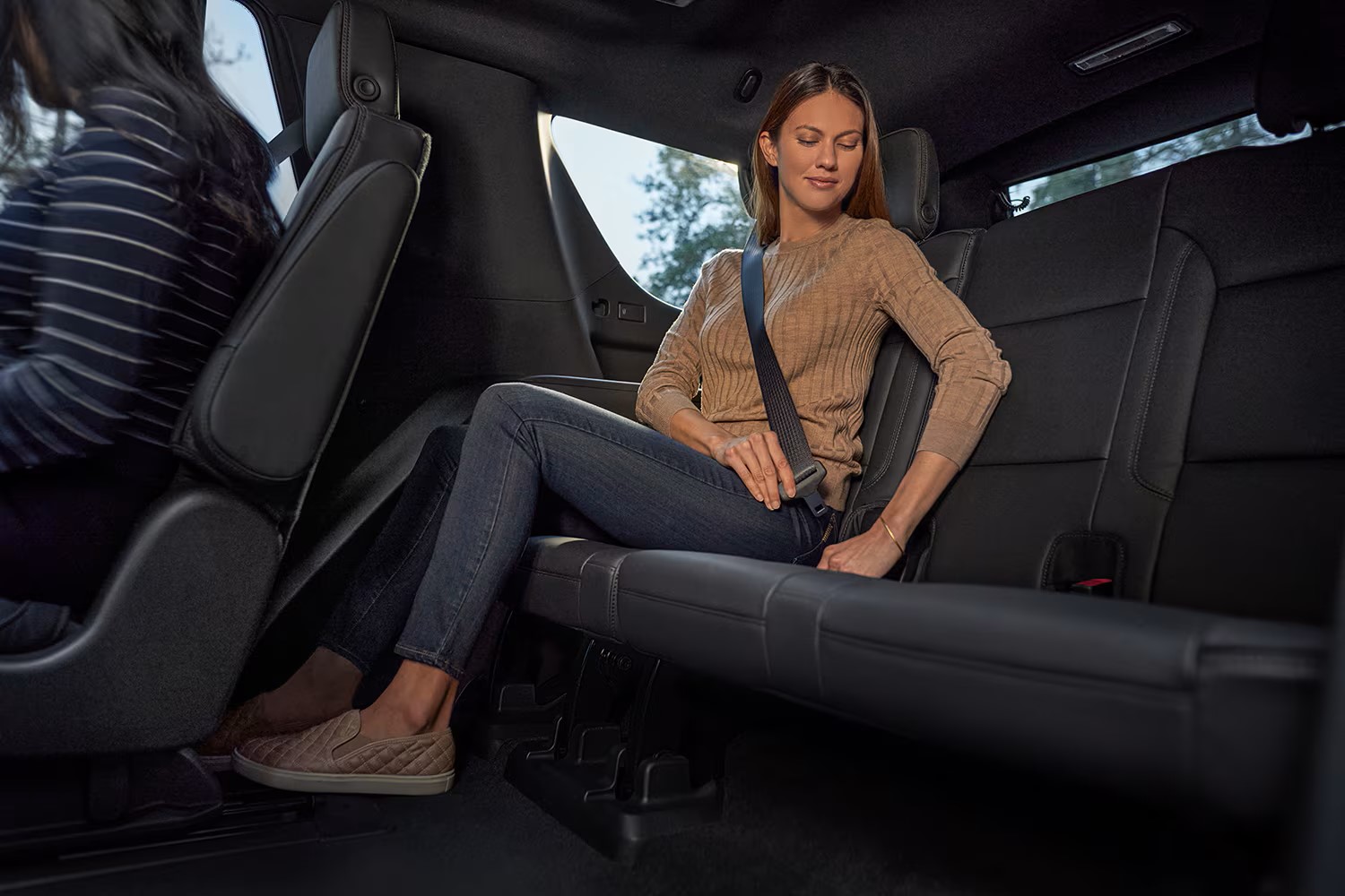 تتيح مساحة الأرجل الواسعة في الصف الثاني والثالث لركاب المقاعد الخلفية الاسترخاء والتمدد