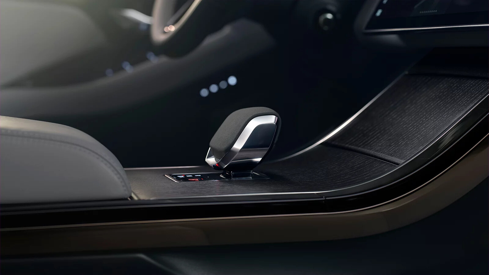 Range Rover Evoque’s calm, reductive cabin and center console houses a tactile gear shifter, floating 11,4-inch curved glass Touchscreen and improved stowage.