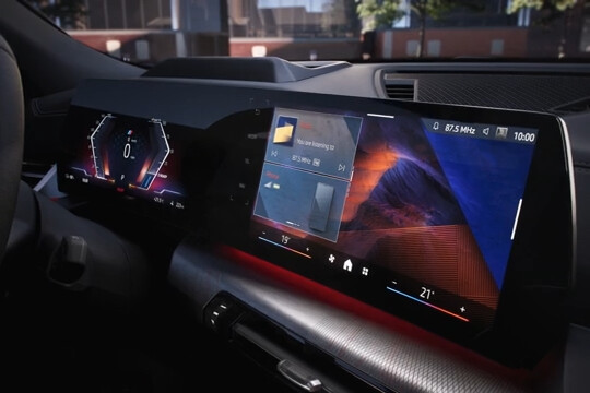 With a fully digital 12.3` instrument display and a high-resolution 14.9` Control Display, the optional BMW Live Cockpit Professional gives drivers a perfect view and easy access to their controls.
