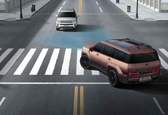 Forward Collision-Avoidance Assist 2 (FCA 2) monitors your surroundings and warns you if there is a risk of collision.
After the warning, it automatically assists with emergency braking if the risk of collision increases – with an oncoming vehicle or PTW while turning left at an intersection. It automatically assists with avoidance steering if there is a risk of collision with an oncoming/preceding vehicle or PTW.
