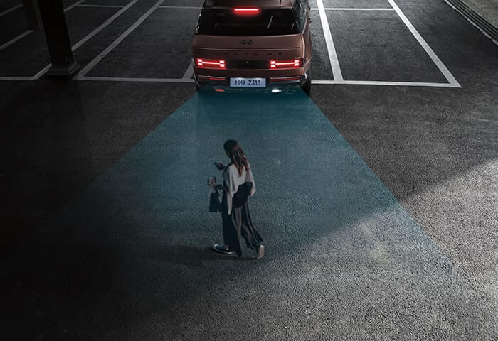 Reverse Parking Collision Avoidance Assist (PCA) provides a warning if there is a risk of collision with a rear object while reversing. After the warning, if the risk of collision increases, it automatically assists with emergency braking.