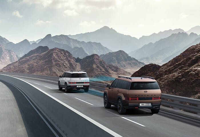 Smart Cruise Control (SCC) helps maintain distance from the front vehicle and drive at a speed set by the driver.
Automatically stops when the front vehicle stops and automatically starts when the front vehicle departs within a short time.