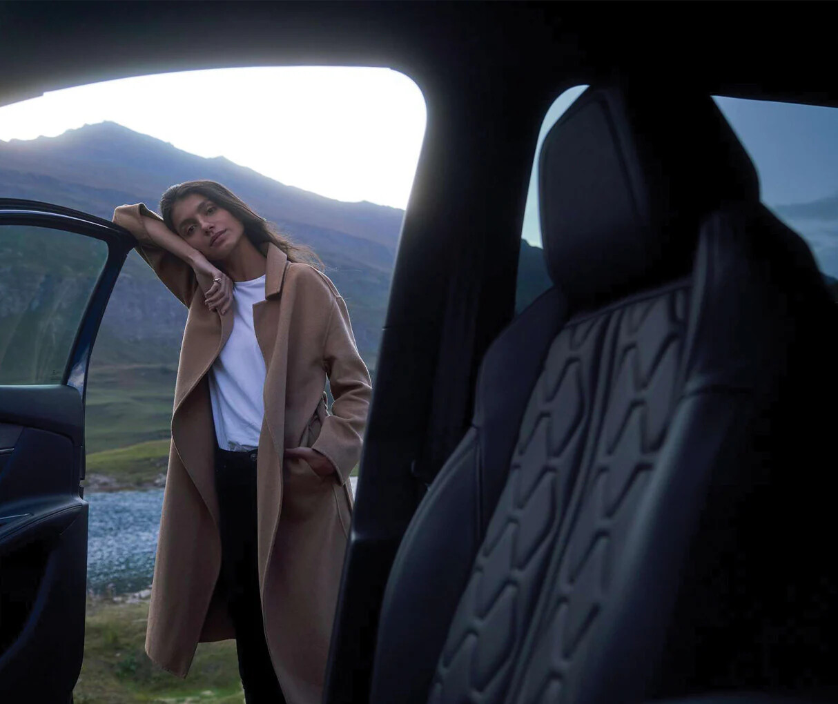 Comfortably seated in wrap-around AGR electrically adjustable and massaging seats, you`ll be able to appreciate the quality of finish of the interior and the upholstery in refined and timeless materials.